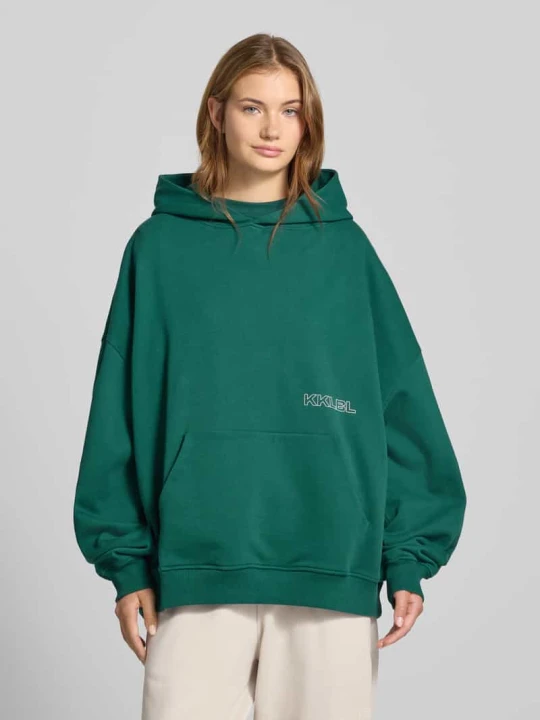 Zdjęcie produktu Bluza o kroju oversized z kapturem, nadrukiem z logo i kieszenią kangurką Karo Kauer Ciemnozielony