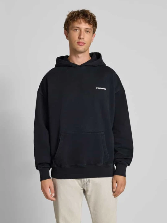Zdjęcie produktu Bluza o kroju oversized z kapturem, wyhaftowanym logo i kieszenią kangurką Pegador Czarny