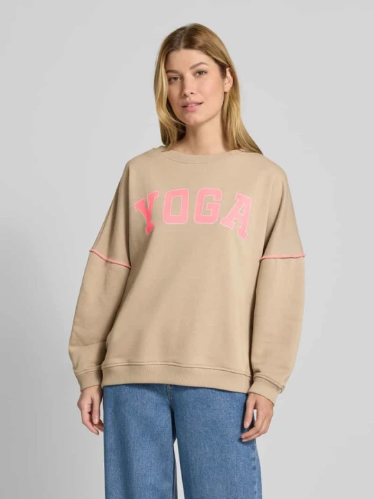 Zdjęcie produktu Bluza o kroju oversized z nadrukiem z napisem Miss Goodlife Piaskowy