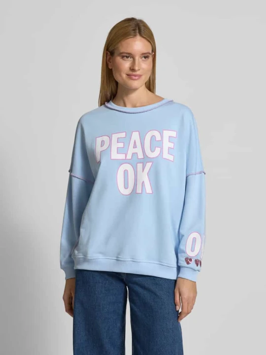 Zdjęcie produktu Bluza o kroju oversized z nadrukiem z napisem Model „Peace OK” Miss Goodlife Jasnoniebieski
