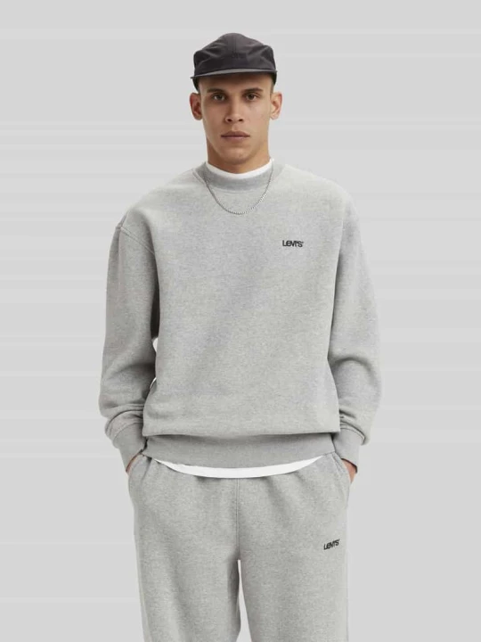 Zdjęcie produktu bluza o kroju regular fit z subtelnym napisem z logo Levi's Średnioszary