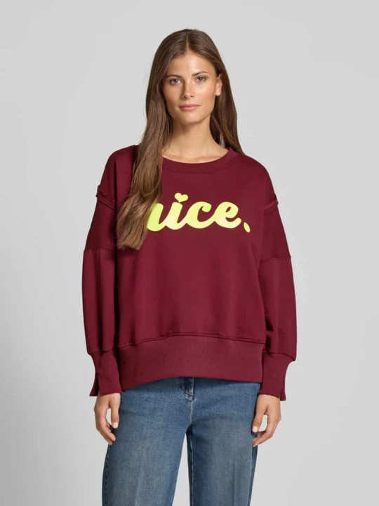 Zdjęcie produktu Bluza o kroju relaxed fit z nadrukiem z napisem i okrągłym dekoltem Miss Goodlife Bordowy