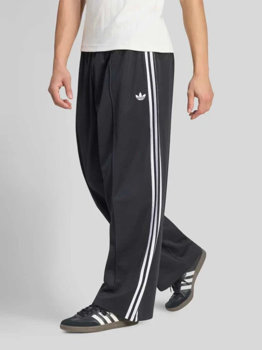 Zdjęcie produktu Bluza o luźnym kroju z mieszanki bawełny z wyhaftowanym logo adidas Originals Czarny