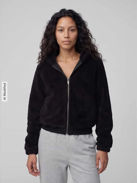 Zdjęcie produktu kardigan rozpinany z futerka typu teddy z kapturem krój regular fit model 'NEWANNA' Only Czarny
