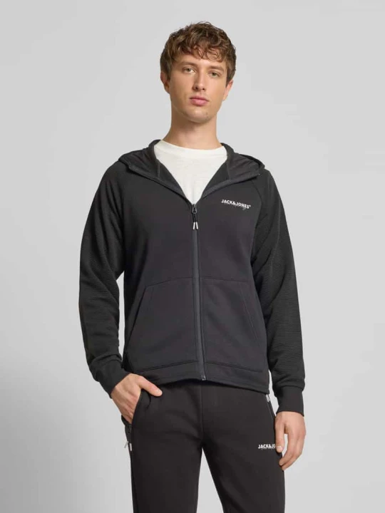 Zdjęcie produktu Bluza rozpinana o kroju regular fit z nadrukiem z logo model ‘Thatcher’ Jack&Jones Czarny