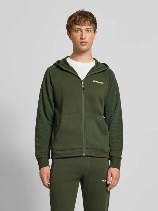 Zdjęcie produktu Bluza rozpinana o kroju regular fit z nadrukiem z logo model ‘Thatcher’ Jack&Jones Oliwkowy