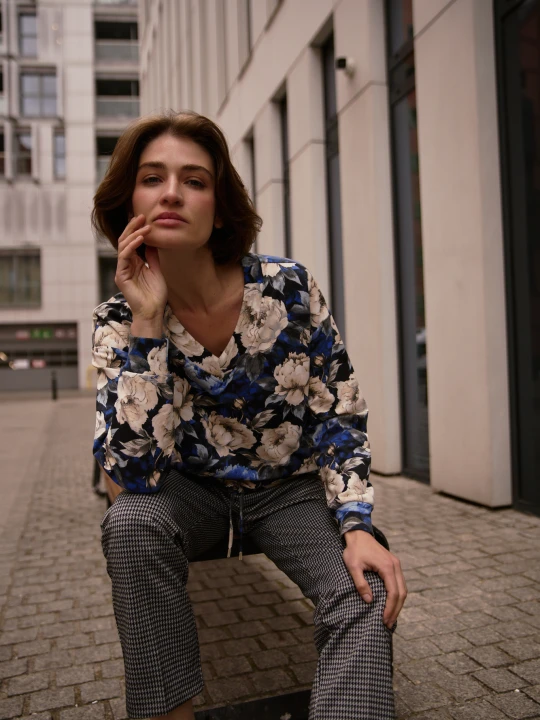 Zdjęcie produktu Bluza w kwiaty z dekoltem w serek czarna Moodo