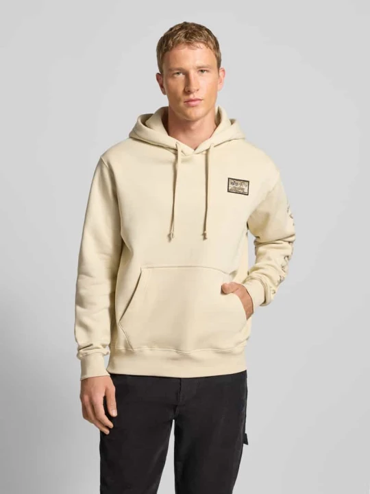 Zdjęcie produktu Bluza z kapturem i wyhaftowanym logo model ‘Camo Sleeve’ Alpha Industries Złamany biały
