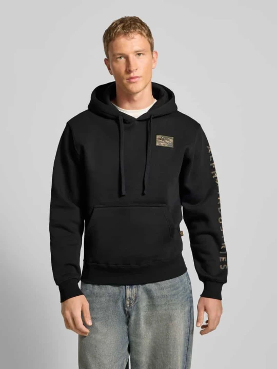 Zdjęcie produktu Bluza z kapturem i wyhaftowanym logo model ‘Camo Sleeve’ Alpha Industries Czarny