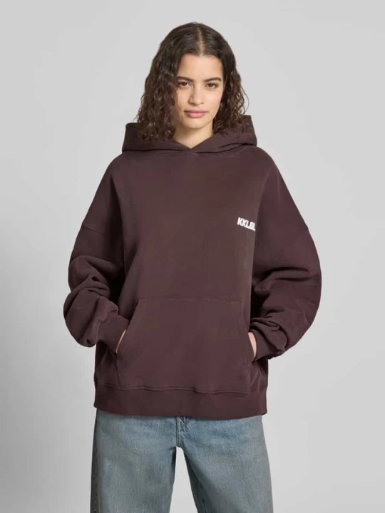 Zdjęcie produktu Bluza z kapturem o kroju oversized z nadrukami z logo i kieszenią kangurka Karo Kauer Średniobrązowy