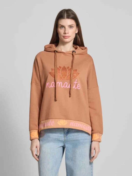 Zdjęcie produktu Bluza z kapturem, obszyciem ozdobnymi kamieniami i obniżonymi ramionami Miss Goodlife Jasnobrązowy