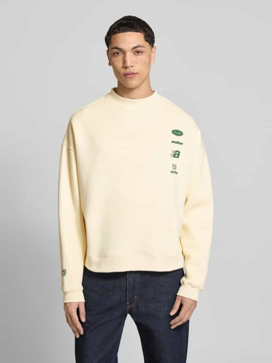Zdjęcie produktu Bluza z nadrukiem logo, krój regular fit Another Cotton Lab Złamany biały