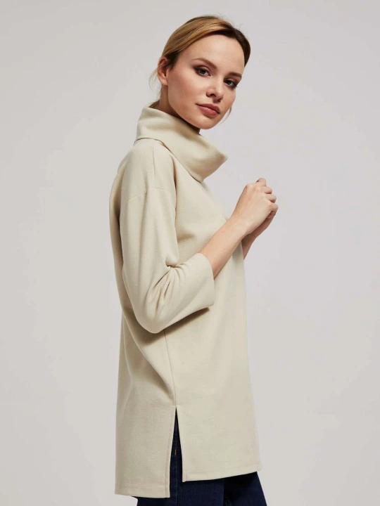 Zdjęcie produktu Bluza z szerokim golfem piaskowa Moodo