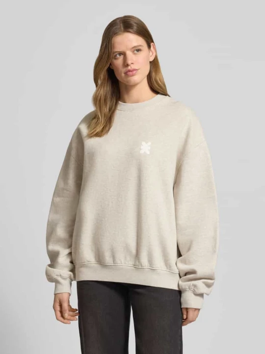 Zdjęcie produktu Bluza z tylnym nadrukiem z napisem model 'No Hustle' Karo Kauer Jasnoszary melanż