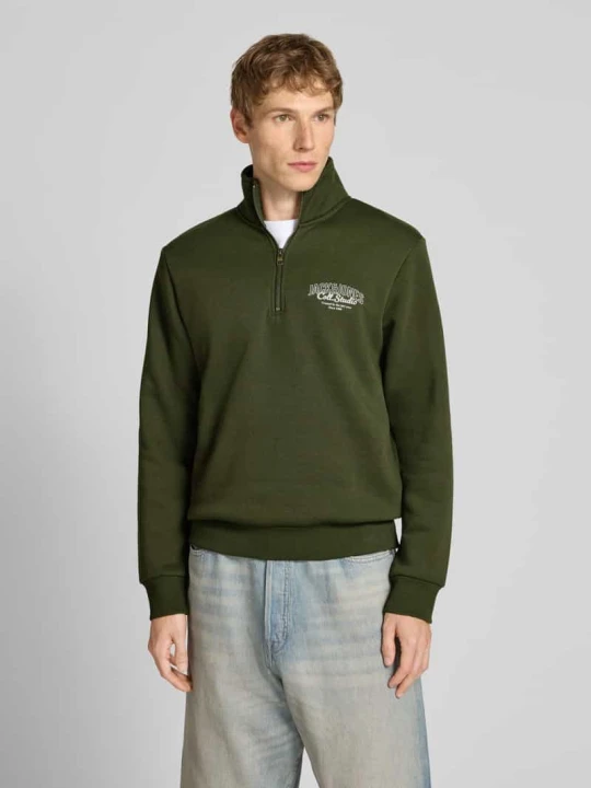 Zdjęcie produktu Bluza ze stójką model ‘AKOTO’ Jack&Jones Ciemnozielony