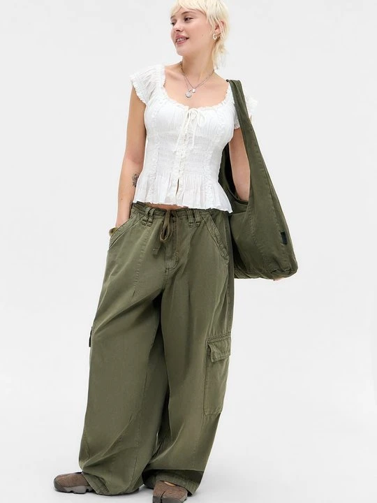 Zdjęcie produktu Bluzka BDG Urban Outfitters biały