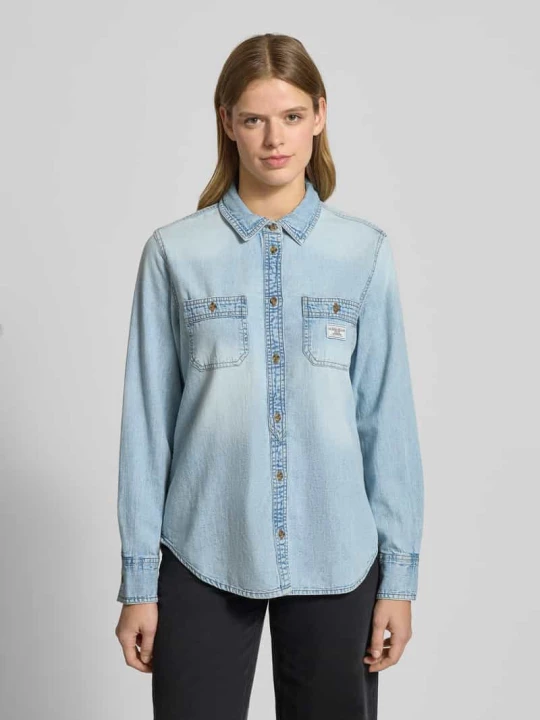 Zdjęcie produktu Bluzka jeansowa o kroju regular fit z kieszeniami na piersi i detalem z logo Guess Jeansowy niebieski