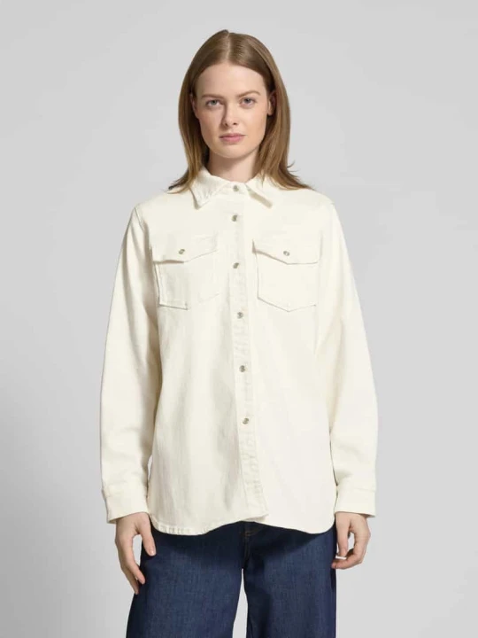 Zdjęcie produktu Bluzka jeansowa o kroju relaxed fit z kieszeniami z patką na piersi model ‘Dagmar’ My Essential Wardrobe Złamany biały