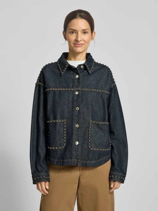 Zdjęcie produktu Bluzka jeansowa o kroju relaxed fit z nakładanymi kieszeniami model ‘Studs’ Miss Goodlife Jeansowy niebieski