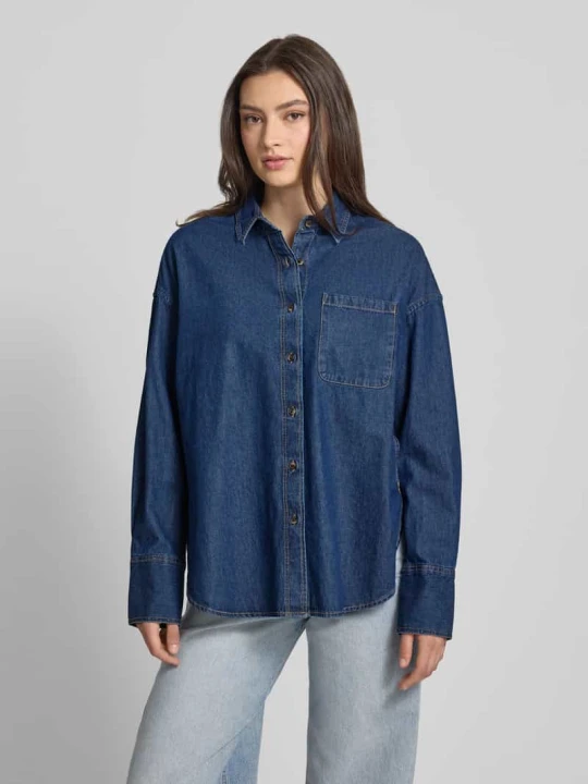 Zdjęcie produktu Bluzka jeansowa w kroju oversized z brustaszą REVIEW Ciemnoniebieski