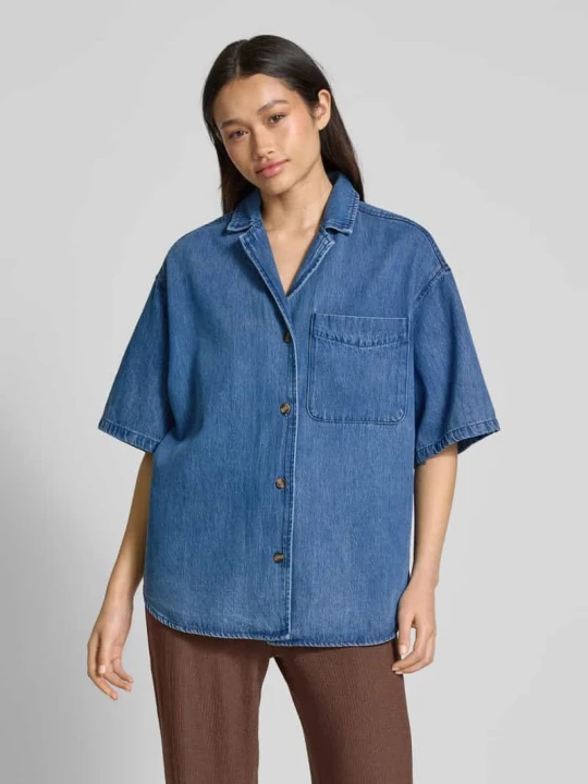 Zdjęcie produktu Bluzka jeansowa z nakładaną kieszenią na piersi model ‘Pheline’ EDITED Jeansowy niebieski