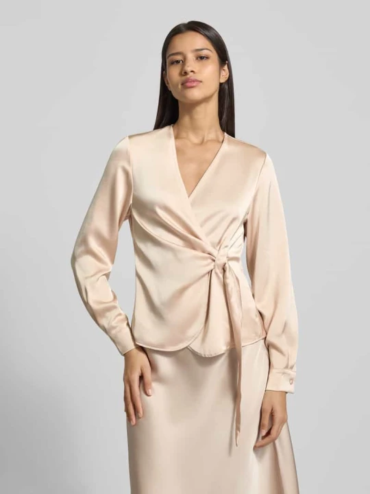 Zdjęcie produktu Bluzka kopertowa o kroju regular fit z satyny model ‘Petris’ NEO NOIR Beżowy