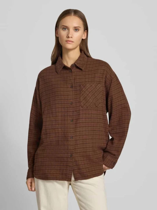 Zdjęcie produktu bluzka koszulowa o kroju oversized z czystej bawełny z brustaszą REVIEW Ciemnobrązowy