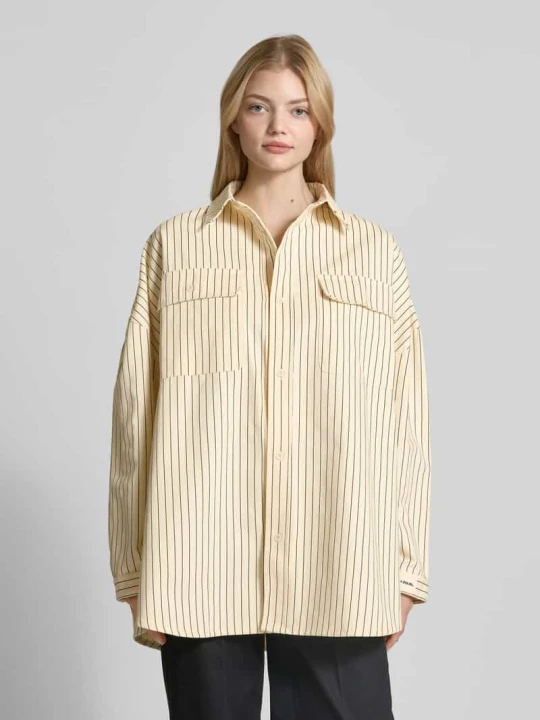 Zdjęcie produktu Bluzka koszulowa o kroju oversized z listwą guzikową Karo Kauer Złamany biały
