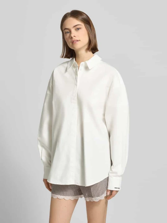 Zdjęcie produktu Bluzka koszulowa o kroju oversized z wyhaftowanym napisem model 'Leya' Oh April Biały