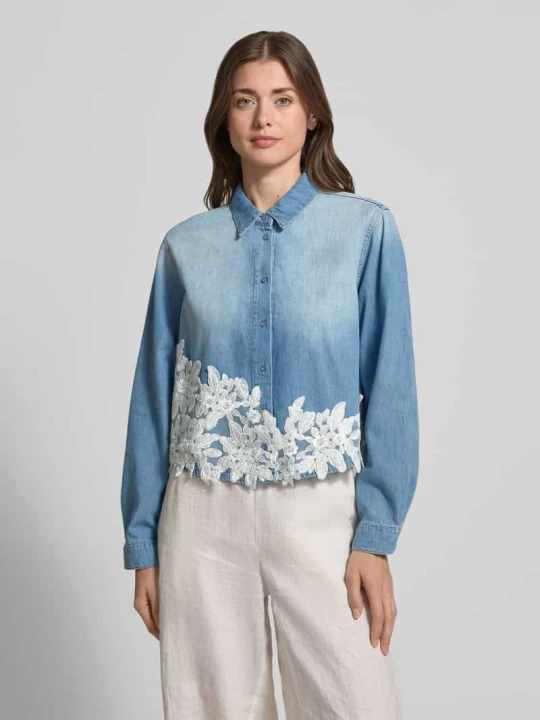 Zdjęcie produktu Bluzka koszulowa o kroju regular fit z tkaniny stylizowanej na denim z obszyciem koronką MORE & MORE Jeansowy niebieski