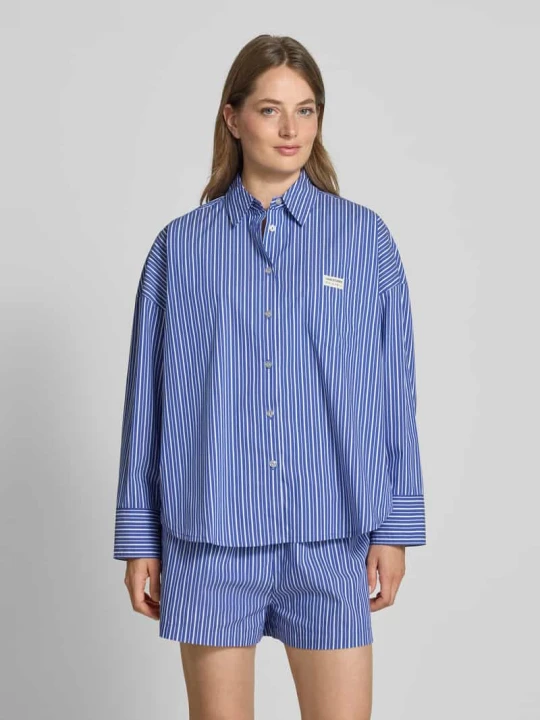 Zdjęcie produktu Bluzka koszulowa o kroju relaxed fit z naszywką z logo model ‘Hailey’ Oh April Ciemnoniebieski