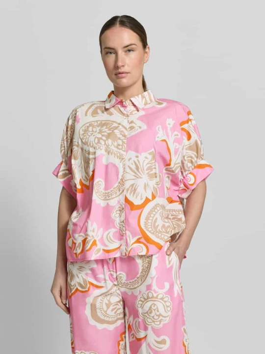 Zdjęcie produktu Bluzka koszulowa o kroju relaxed fit z wzorem paisley na całej powierzchni Emily Van den Bergh Mocnoróżowy