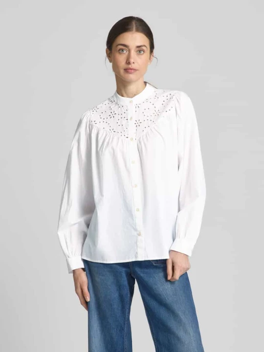 Zdjęcie produktu Bluzka koszulowa o kroju relaxed fit ze stójką Emily Van den Bergh Złamany biały