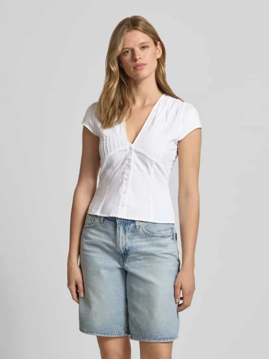 Zdjęcie produktu bluzka koszulowa o kroju slim fit z dekoltem w serek Gina Tricot Biały