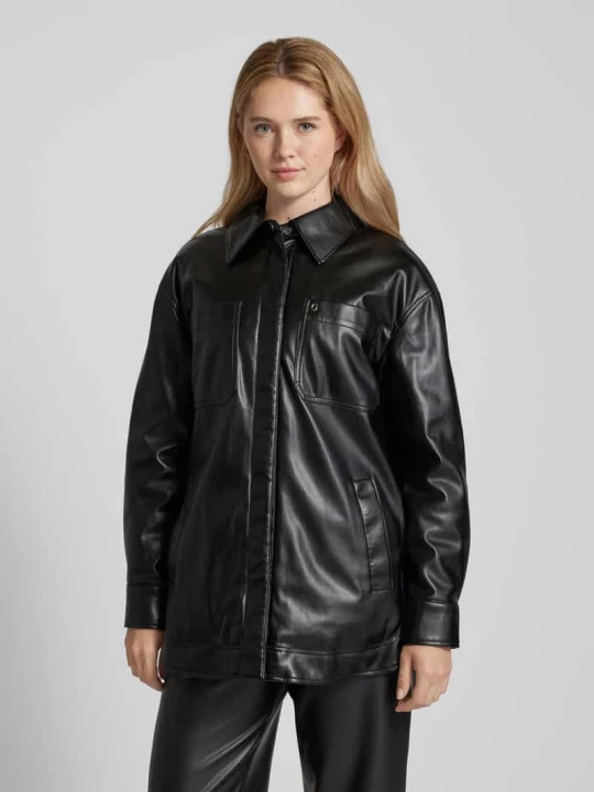 Zdjęcie produktu Bluzka koszulowa z imitacji skóry model ‘MAREVA’ Guess Czarny