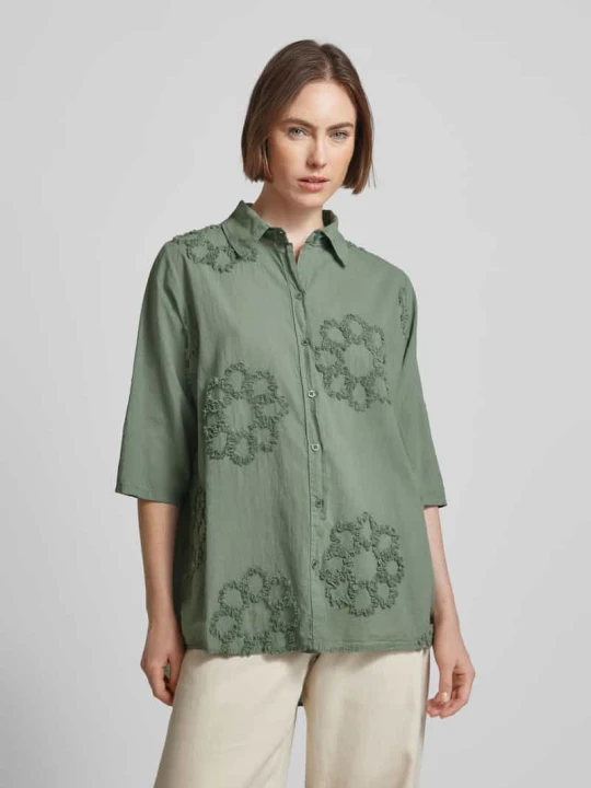 Zdjęcie produktu Bluzka koszulowa z wyhaftowanym motywem model ‘Mi44ra’ ZABAIONE Khaki