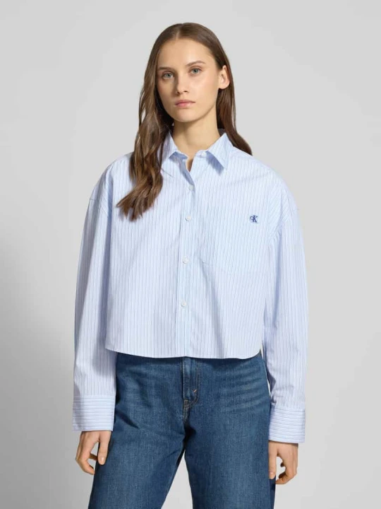 Zdjęcie produktu Bluzka o krótkim kroju z Brustasza i Wyhaftowane logo Calvin Klein Jeans Jasnoniebieski