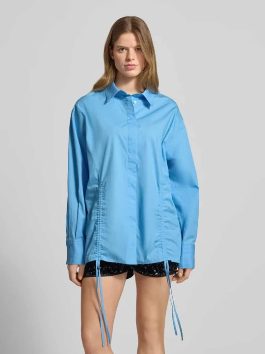 Zdjęcie produktu Bluzka o kroju oversized z trokiem i ukrytą listwą guzikową Karo Kauer Niebieski