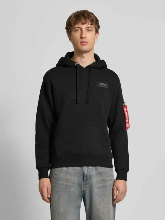 Zdjęcie produktu Bluzka o kroju regular fit z kapturem i naszywką z logo Alpha Industries Czarny