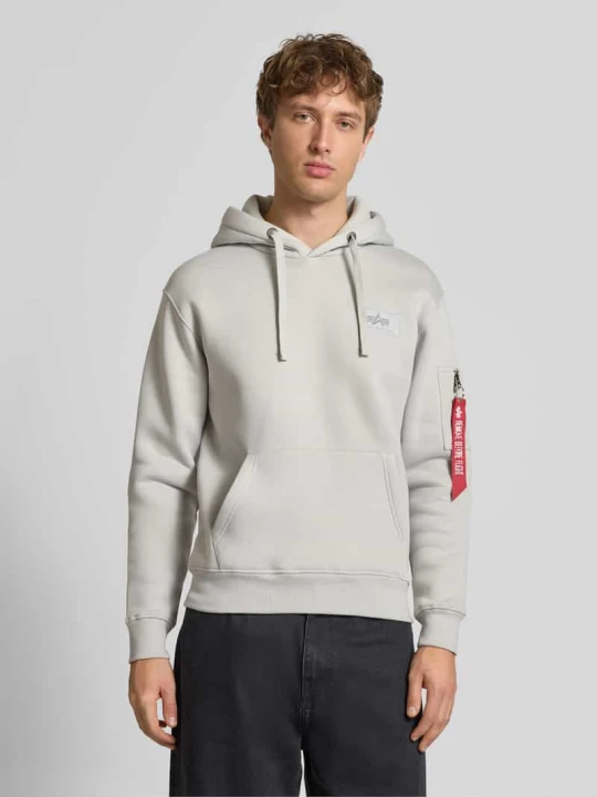 Zdjęcie produktu Bluzka o kroju regular fit z kapturem i naszywką z logo Alpha Industries Jasnoszary