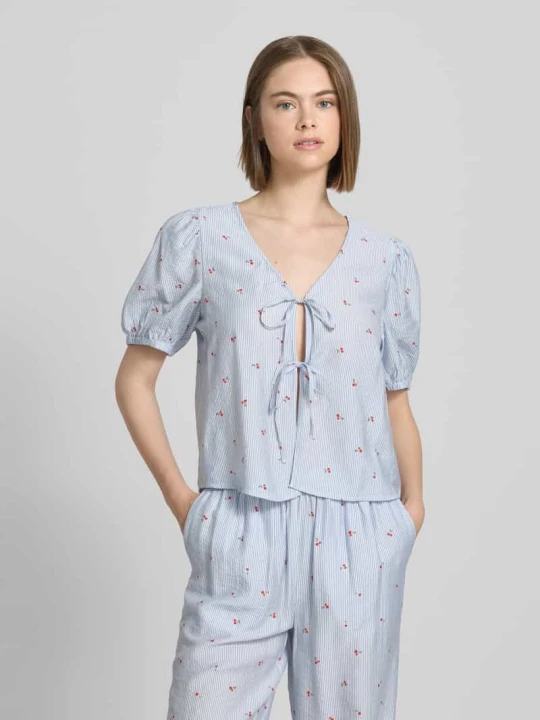 Zdjęcie produktu Bluzka o kroju regular fit z wiązaniem model ‘FIONNA’ Pieces Jasnoniebieski