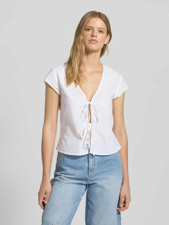 Zdjęcie produktu Bluzka o kroju regular fit z wiązaniem model ‘Lizzard’ Weekday Złamany biały