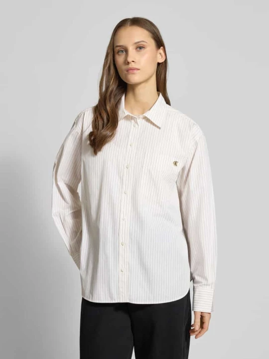 Zdjęcie produktu Bluzka o kroju relaxed fit z kieszenią na piersi i naszytym logo Calvin Klein Jeans Piaskowy
