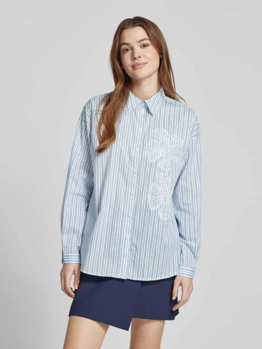 Zdjęcie produktu Bluzka o kroju relaxed fit z obszyciem koronką model ‘Cirene’ Freequent Jasnoniebieski