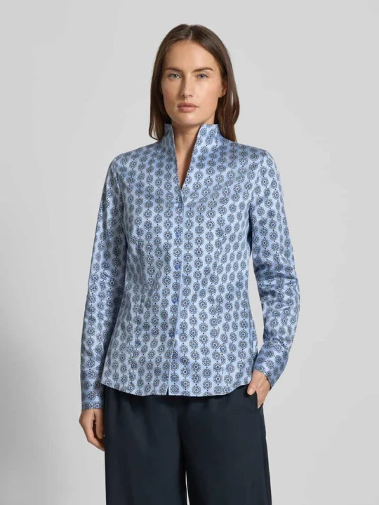 Zdjęcie produktu Bluzka o kroju slim fit we wzór na całej powierzchni ze stójką Eterna Niebieski