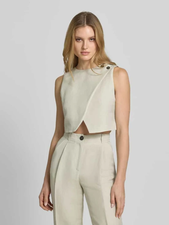 Zdjęcie produktu bluzka o krótkim kroju z zapięciem na guzik curated by Anna Schürrle Style Icon Collection Piaskowy