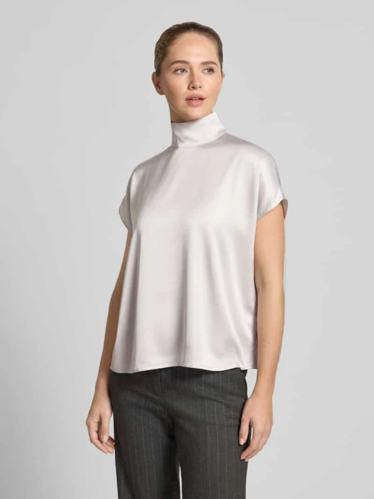 Zdjęcie produktu Bluzka z lejącego materiału ze stójką - wyselekcjonowana przez Isabelle Hartmann Style Icon Collection Jasnoszary