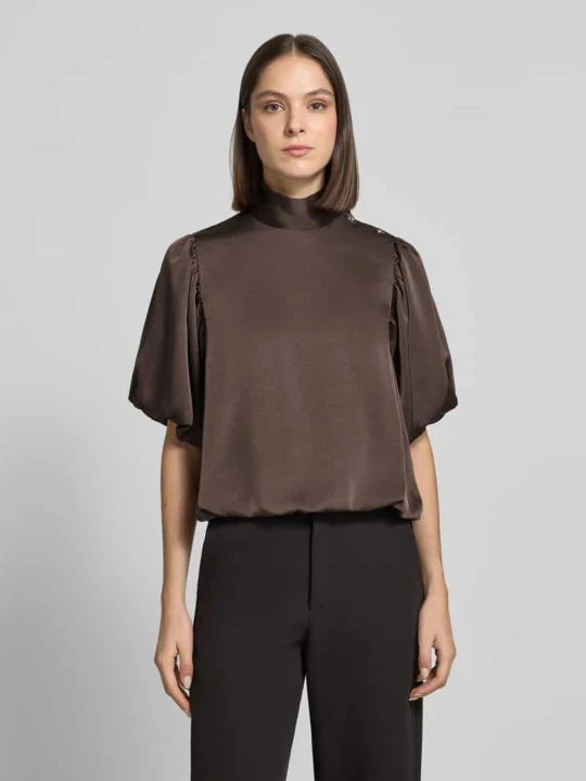 Zdjęcie produktu bluzka satynowa o kroju regular fit z bufiastymi rękawami model 'Parisa' NEO NOIR Ciemnobrązowy