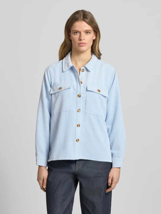 Zdjęcie produktu Bluzka sztruksowa o kroju regular fit z kieszeniami z patkami na piersi Model 'EFFI' Pieces Jasnoniebieski