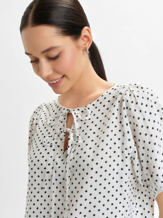 Zdjęcie produktu Bluzka w groszki z wiązaniem przy dekolcie TOP SECRET Biały